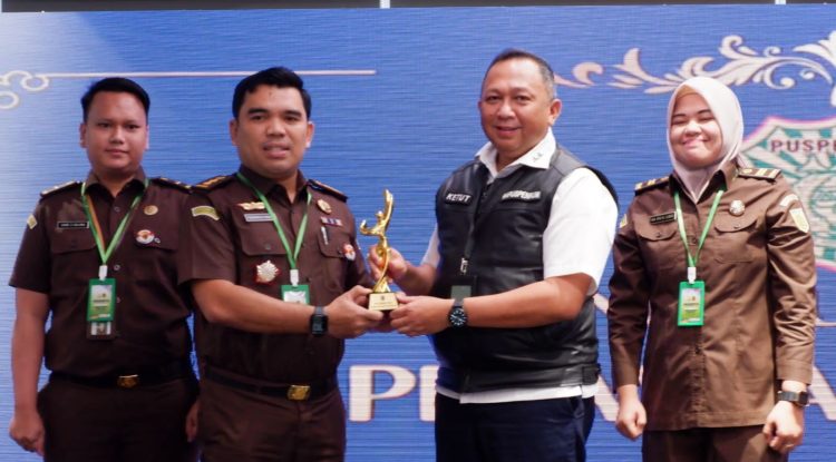 Juara Terbaik III PIP,Kasi Penkum Kejati Sumut Terima Penghargaan dari Kapuspenkum Kejagung,  -Kejati Jatim Juara I dan Kejati Jambi Juara II