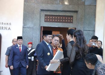 Pj Gubsu Serahkan Santunan Kematian JKK BPJS Ketenagakerjaan Alm Baskami Ginting