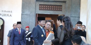 Pj Gubsu Serahkan Santunan Kematian JKK BPJS Ketenagakerjaan Alm Baskami Ginting