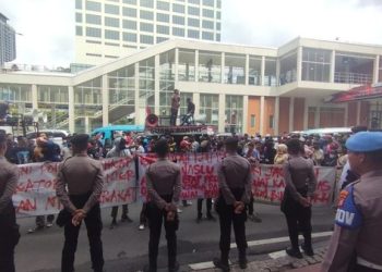 Ratusan Massa Demo di Depan Bawaslu Jakarta, Arah Monas Macet