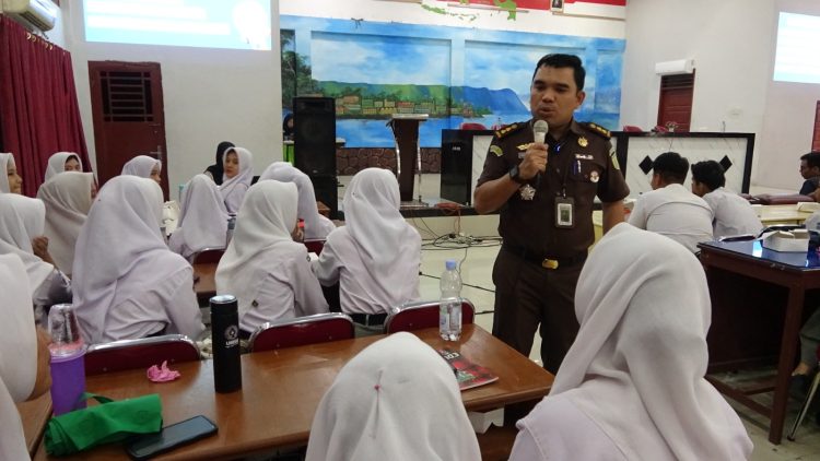 Kejati Sumut Penyuluhan Hukum Tentang UU ITE dan Narkoba di SMKN 9 Medan