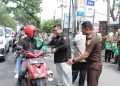 Berkah Ramadan, Kejati Sumut Bagikan Takjil di Depan Kantor