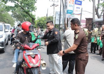 Berkah Ramadan, Kejati Sumut Bagikan Takjil di Depan Kantor