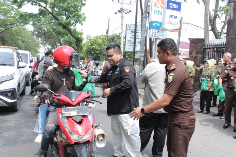 Berkah Ramadan, Kejati Sumut Bagikan Takjil di Depan Kantor