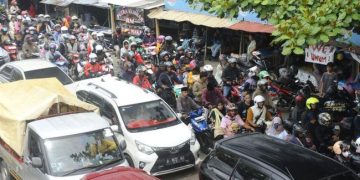 Jalur Wisata Menuju Pantai Carita Mengular Hingga 5 Km