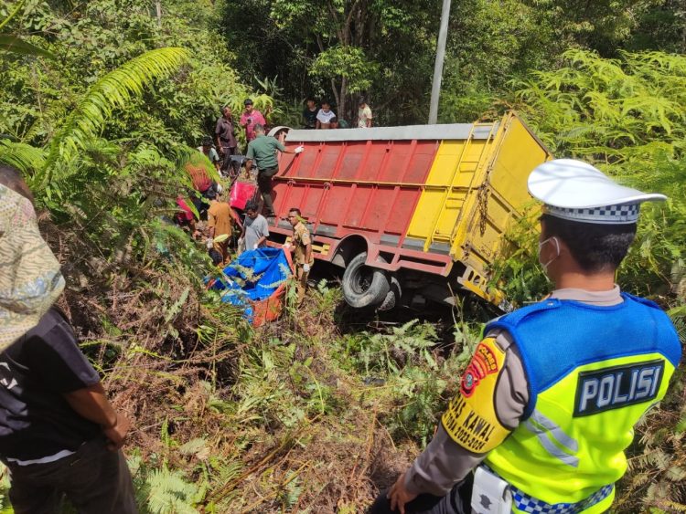 Mobil Truk Bermuatan Batu Bata Masuk Jurang di Jalan Rampa-Poriaha Tapteng, 2 Tewas
