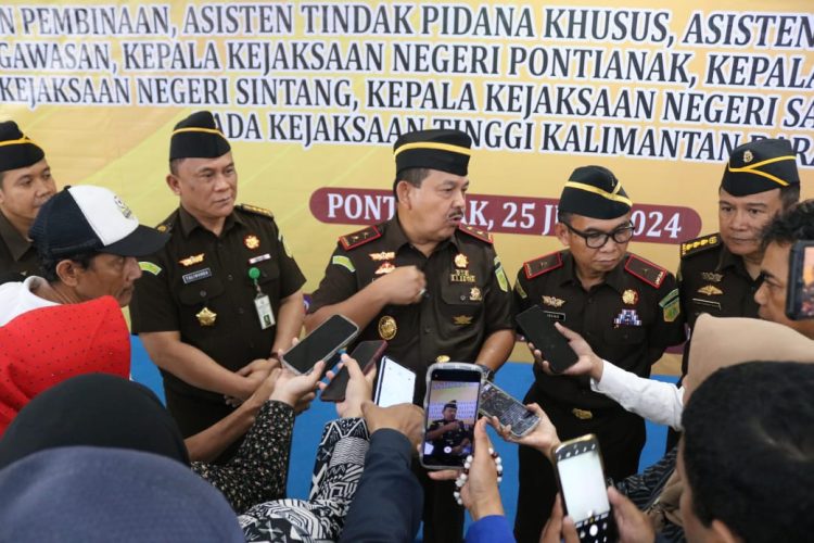 Kajati Kalbar Edyward Kaban Lantik 4 Asisten dan 4 Kajari, Diantaranya Aluwi, dan Anthoni Nainggolan