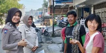 Cantik, Polwan Polres Labuhanbatu Ajak  Warga Jaga Keamanan Lingkungan