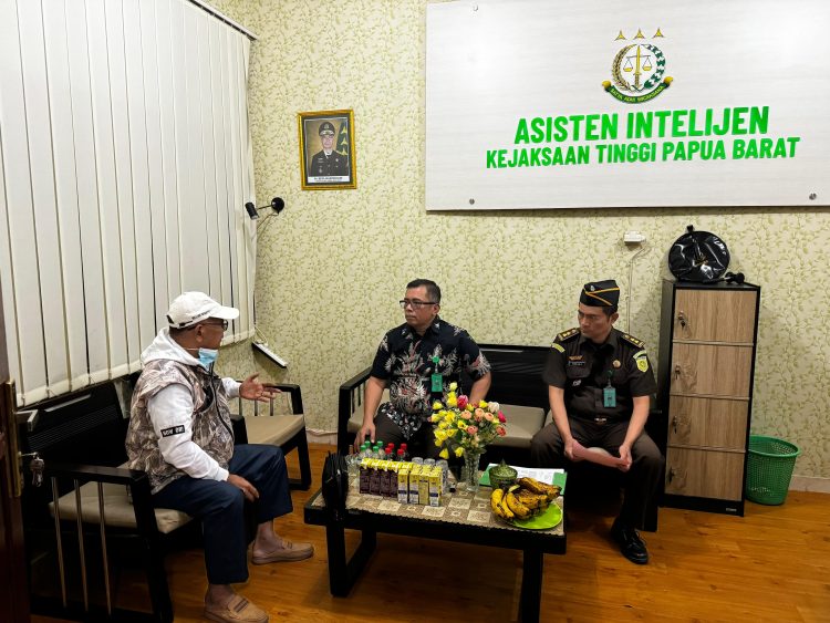Kejati Papua Barat Amankan Terpidana Korupsi Status DPO di Bandara