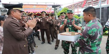 Kejutan di HBA Ke-64, Dandim 0213 Datang dan Berikan Surprise ke Kajari Gunungsitoli dan Jajaran