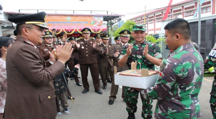 Kejutan di HBA Ke-64, Dandim 0213 Datang dan Berikan Surprise ke Kajari Gunungsitoli dan Jajaran