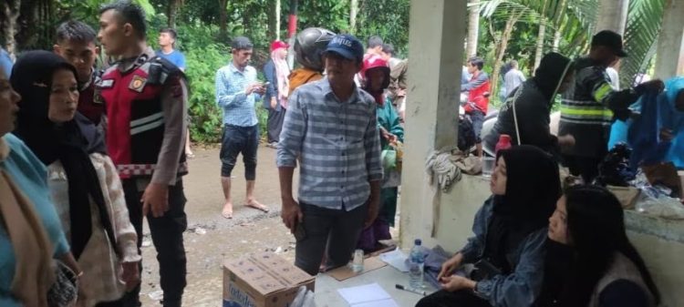 Anggota DPD RI Pdt Penrad Siagian Kunjungi Lokasi Banjir di Patumbak, Bawa Bantuan Kemensos 