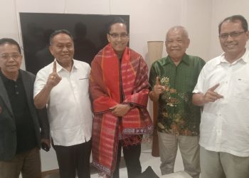 Ketua DPW SRO Sumut Sanggam Bakara Ulosi Rico Waas-Zaki Sehari Sebelum Pilkada 