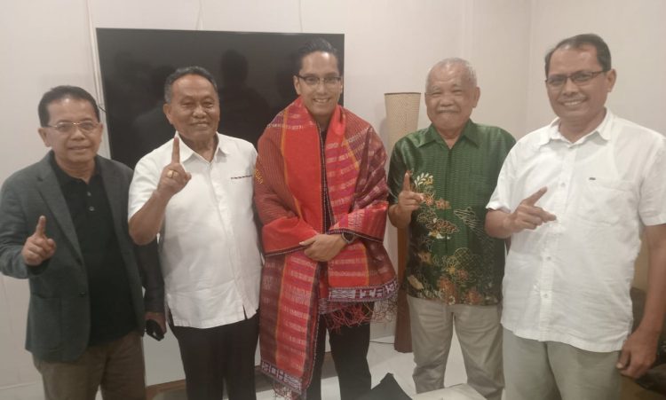 Ketua DPW SRO Sumut Sanggam Bakara Ulosi Rico Waas-Zaki Sehari Sebelum Pilkada 