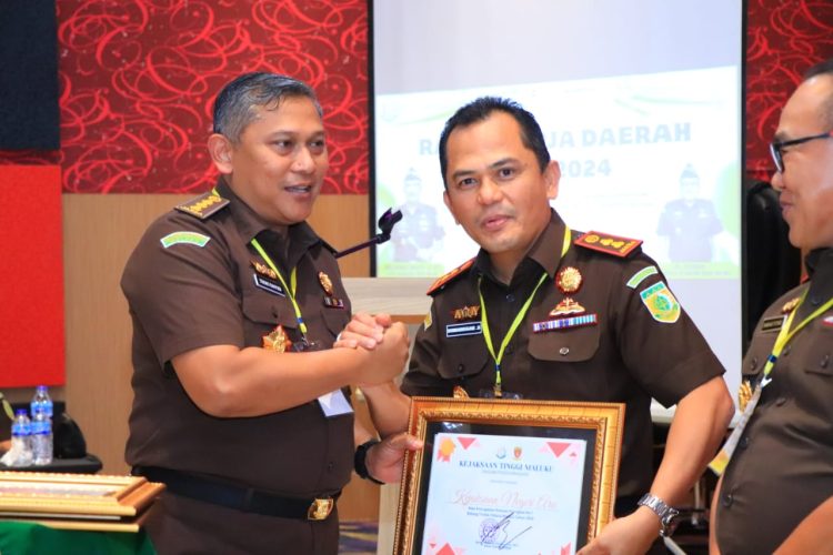 Kajari Kepru, Maluku Sumanggar Siagian SH MH Terima Penghargaan Juara I Capaian Kinerja Bidang Pidsus dan Pidum