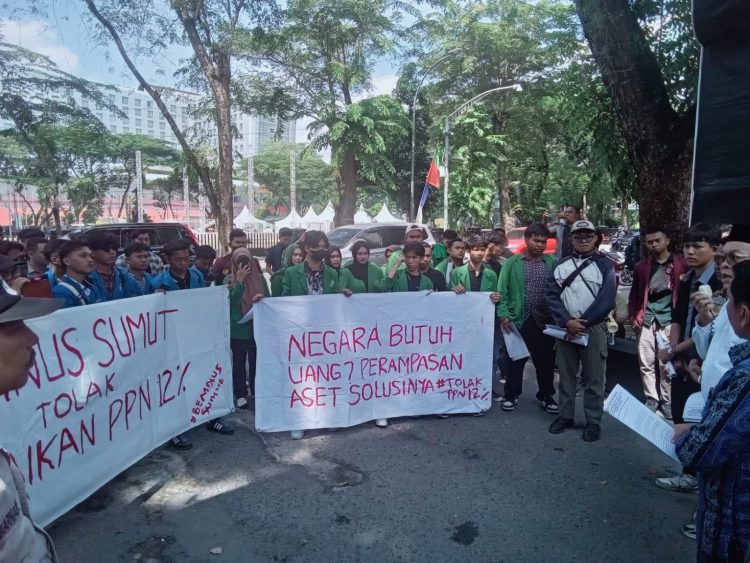Massa Unjuk Rasa di DPRD SU, Tolak Kebijakan Pemerintah Menaikkan PPN 12 Persen
