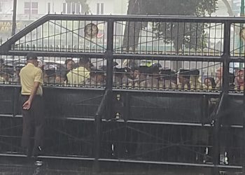 Unjuk Rasa di DPRD SU Saat Hujan Deras, Tuntut RUU Perampasan Aset Disahkan 