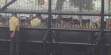 Unjuk Rasa di DPRD SU Saat Hujan Deras, Tuntut RUU Perampasan Aset Disahkan 