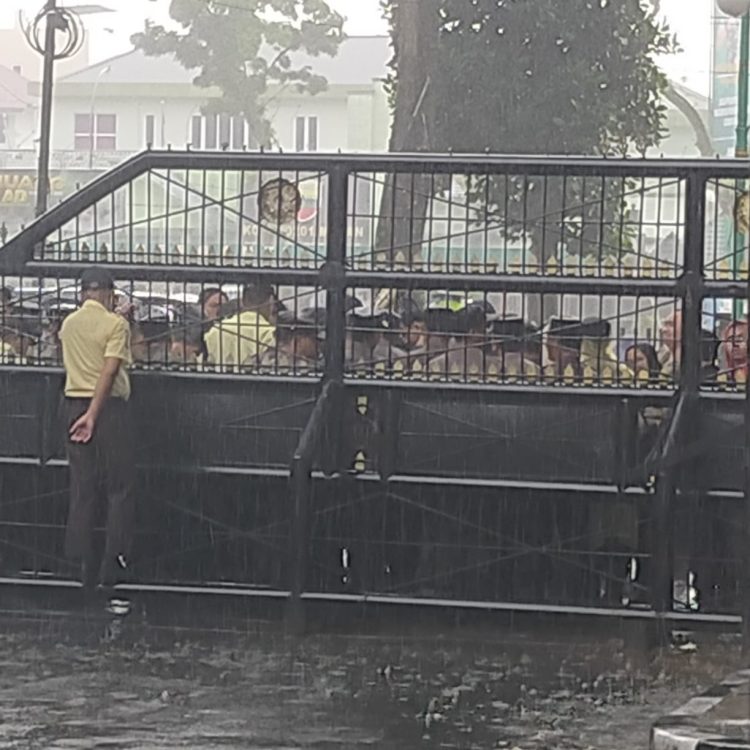 Unjuk Rasa di DPRD SU Saat Hujan Deras, Tuntut RUU Perampasan Aset Disahkan 