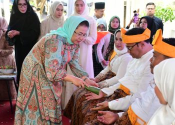 Bupati dan Wabup Deliserdang, Disambut Ribuan Warga dan Dipakaikan Adat Melayu