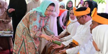 Bupati dan Wabup Deliserdang, Disambut Ribuan Warga dan Dipakaikan Adat Melayu