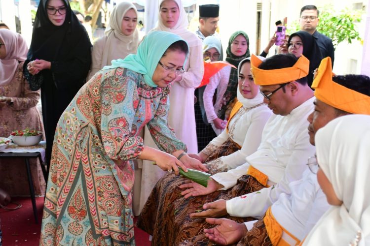 Bupati dan Wabup Deliserdang, Disambut Ribuan Warga dan Dipakaikan Adat Melayu