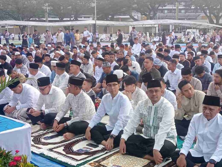 Gubernur Bobby dan Walikota Rico Sholat Idul Fitri 1446 H/2025 di Lapangan Merdeka 