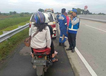 Jasamarga Kualanamu Evakuasi Pengendara Sepeda Motor Melaju Berboncengan di Jalan Tol