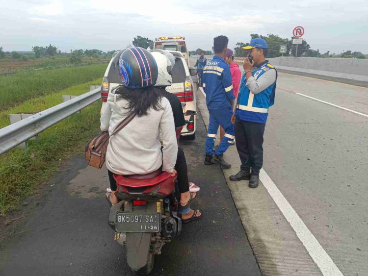 Jasamarga Kualanamu Evakuasi Pengendara Sepeda Motor Melaju Berboncengan di Jalan Tol