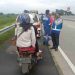 Jasamarga Kualanamu Evakuasi Pengendara Sepeda Motor Melaju Berboncengan di Jalan Tol