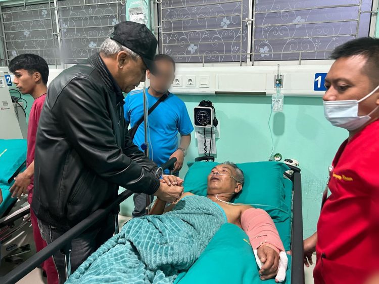 Jaksa dan Staf Pidum Kejari Deliserdang, Korban Pembacokan di Sergai  Dipindahkan ke RS Columbia