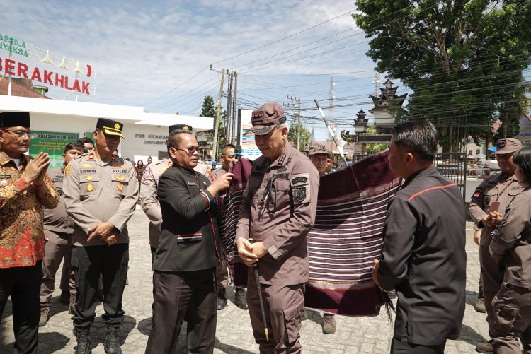 Kajati Sumut dan Rombongan Kunjungan Kerja ke Kejari Dairi, Disambut dan “Diulosi” Bupati Vickner Sinaga