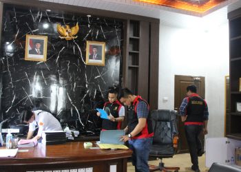 Dikawal TNI, Tim Jaksa Penyidik Pidsus Kejari Gunungsitoli Geledah Dinkes Nias Barat  
