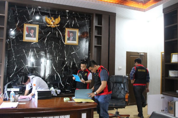 Dikawal TNI, Tim Jaksa Penyidik Pidsus Kejari Gunungsitoli Geledah Dinkes Nias Barat  