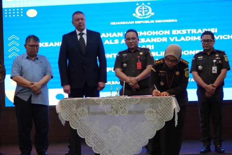 Plt JAM-Bin Kejagung R Narendra Jatna, Pimpin Proses Penyerahan Ekstradisi ke Pemerintah Federasi Rusia