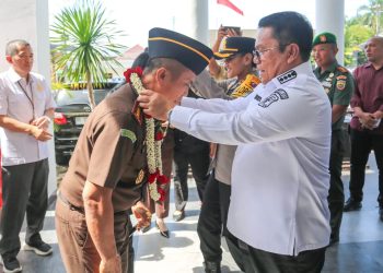 Erwin Purba Kajari Pematangsiantar yang Baru, Dapat Kalungan Bunga Walikota 