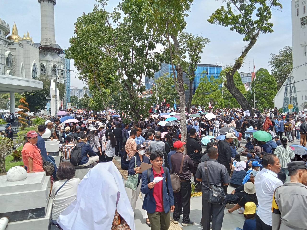 Ribuan massa Unjuk Rasa di Kantor Gubernur Sumut, Tuntut Tutup TPL