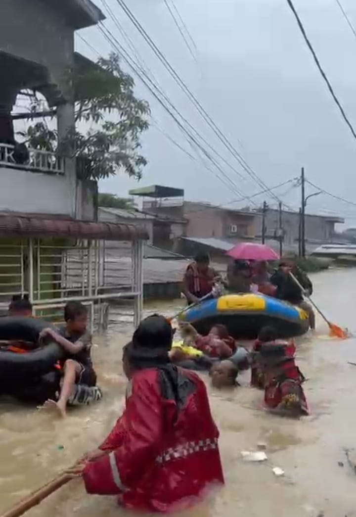 Personil Polda Sumut Diterjunkan Evakuasi Warga Terdampak Banjir di Medan