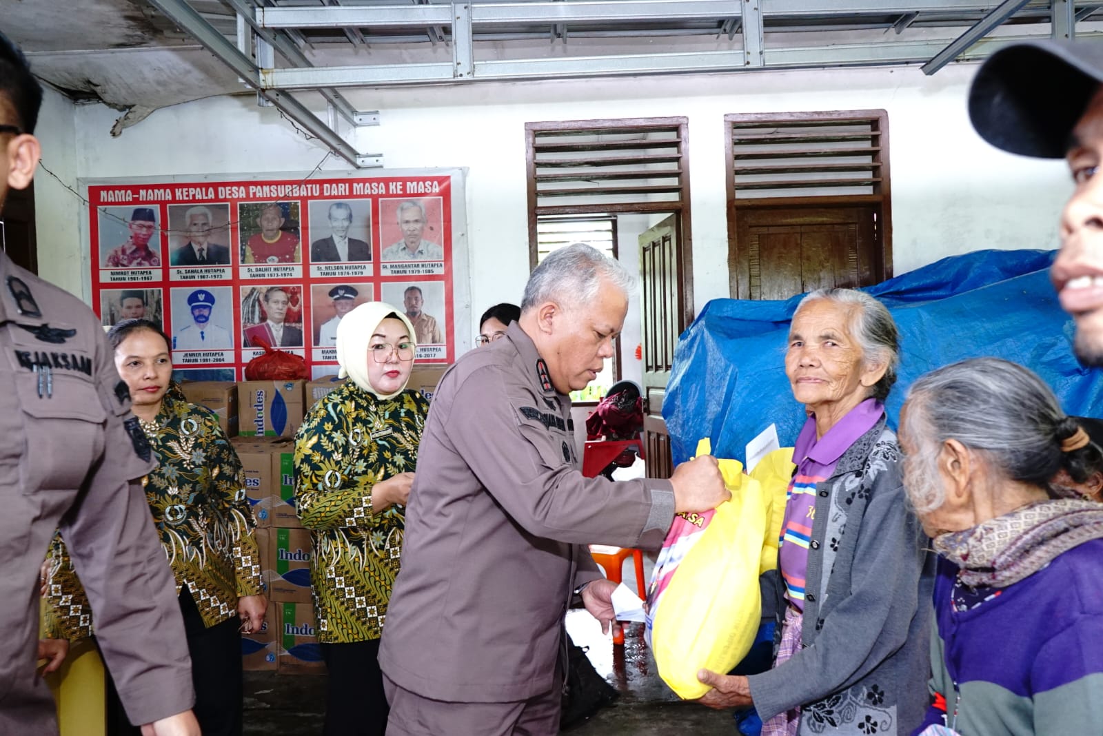 Rombongan Kajati Sumut Kunjungi Korban Bencana di Adiankoting Taput, Beri Bantuan 