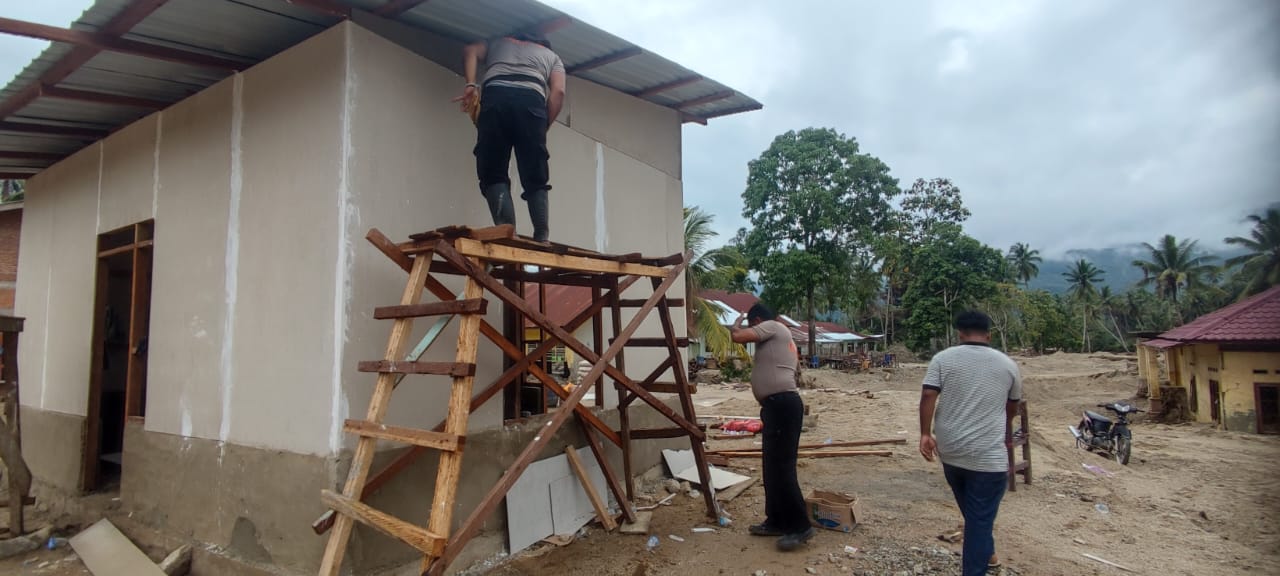 Polda Sumut dan Warga Percepat Pembangunan Hunian Sementara Korban Banjir di Tapsel