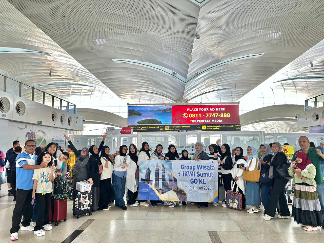 Wisata Budaya, Pengurus PWI Sumut Lepas IKWI Sumut Traveling ke Kuala Lumpur 