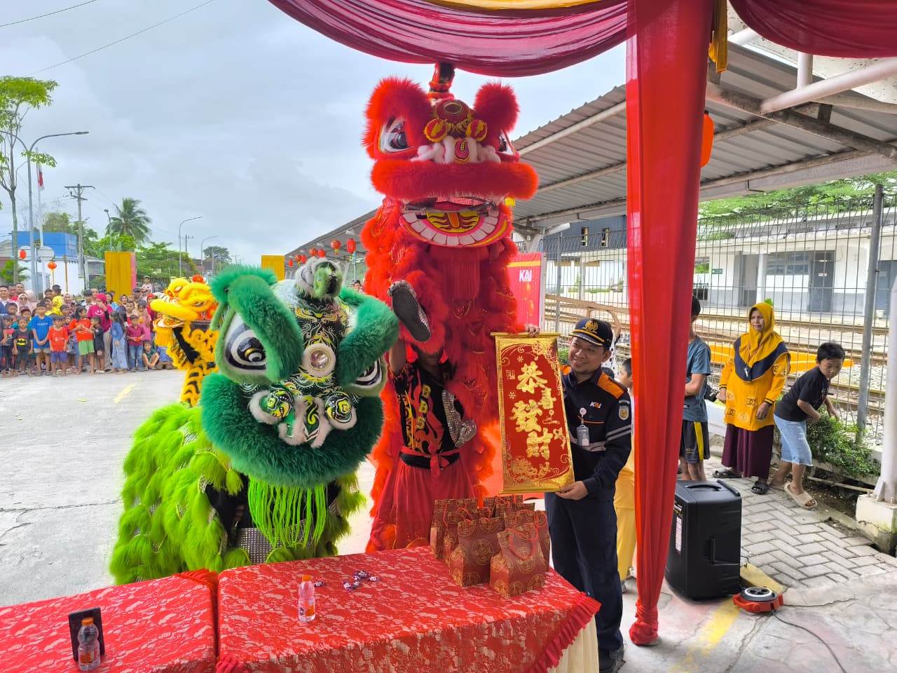 Rayakan Imlek 2026, PT Kereta Api Indonesia (KAI) Divre I Gelar  Pertunjukan Barongsai di Stasiun 