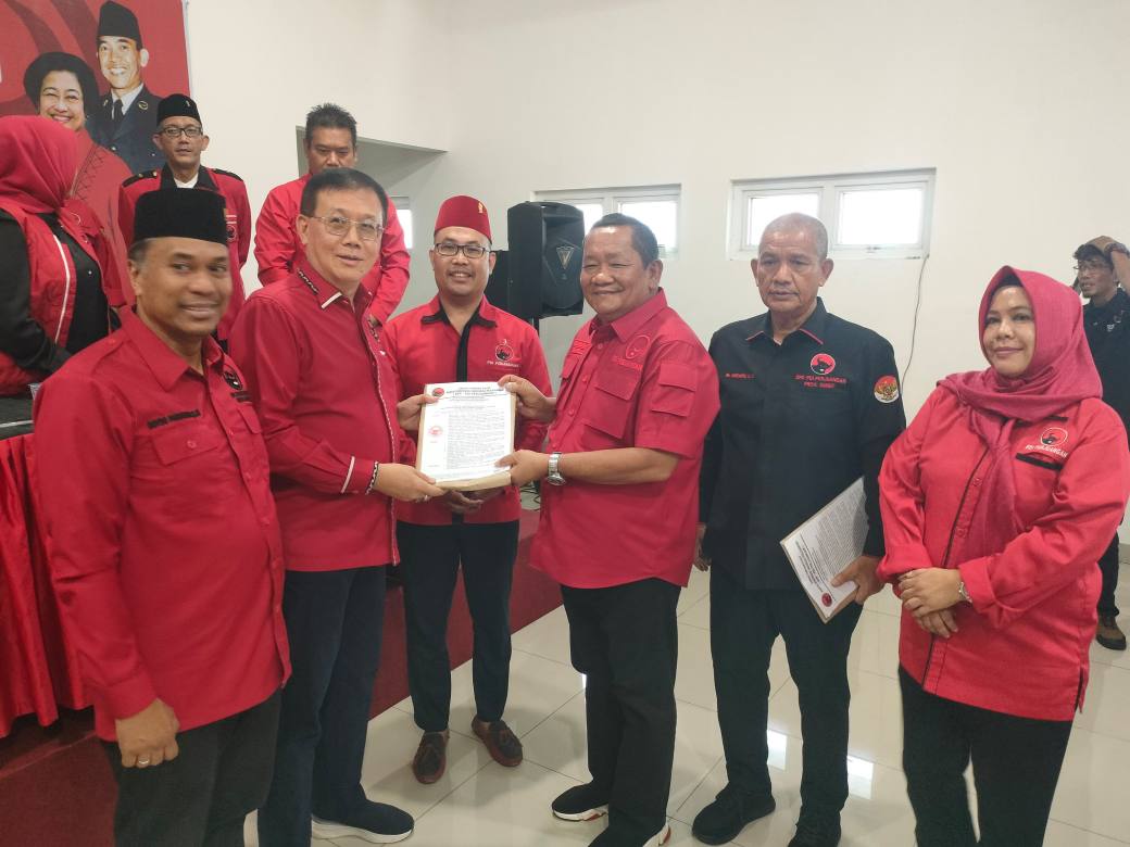 Ketua DPD PDIP Sumut Serahkan SK Kepengurusan DPC PDIP Kota Medan Periode 2025-2030