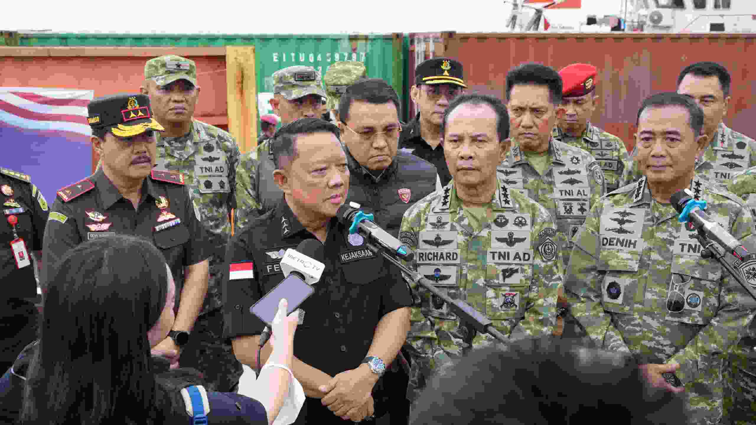 Satgas PKH Tinjau Kontainer Berisi Mineral Hasil Penindakan TNI AL di Batam