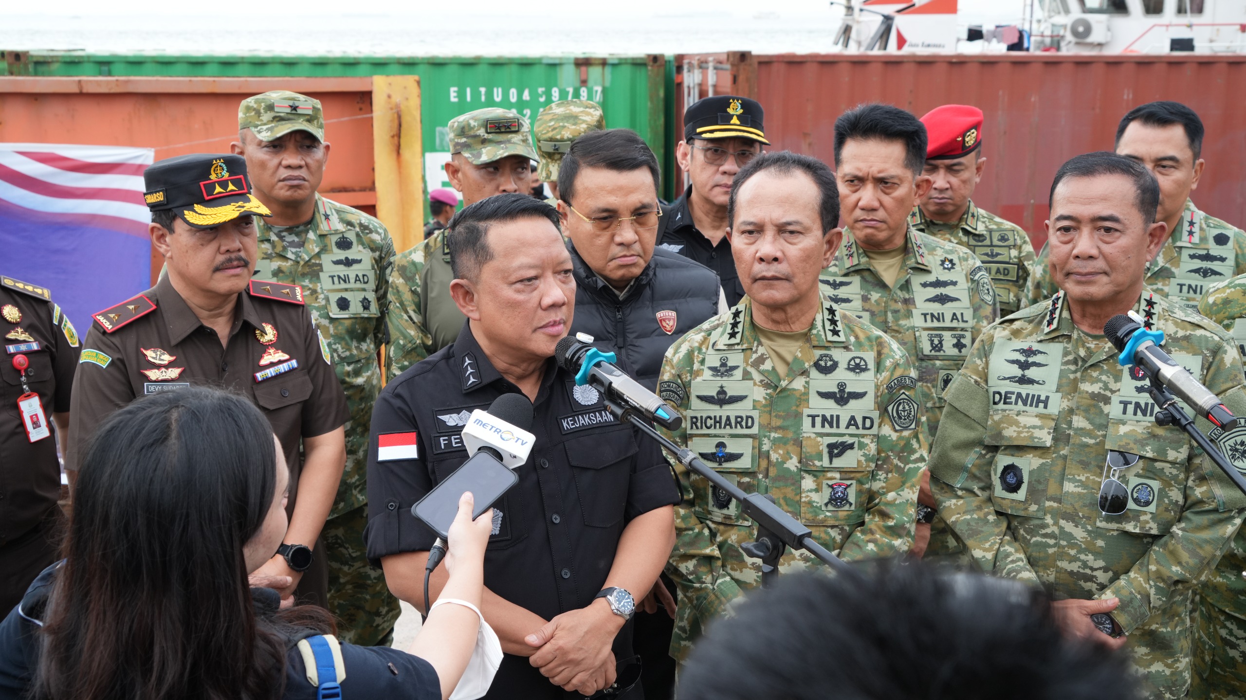 Satgas PKH Tinjau Kontainer Berisi Mineral Hasil Penindakan TNI AL di Batam