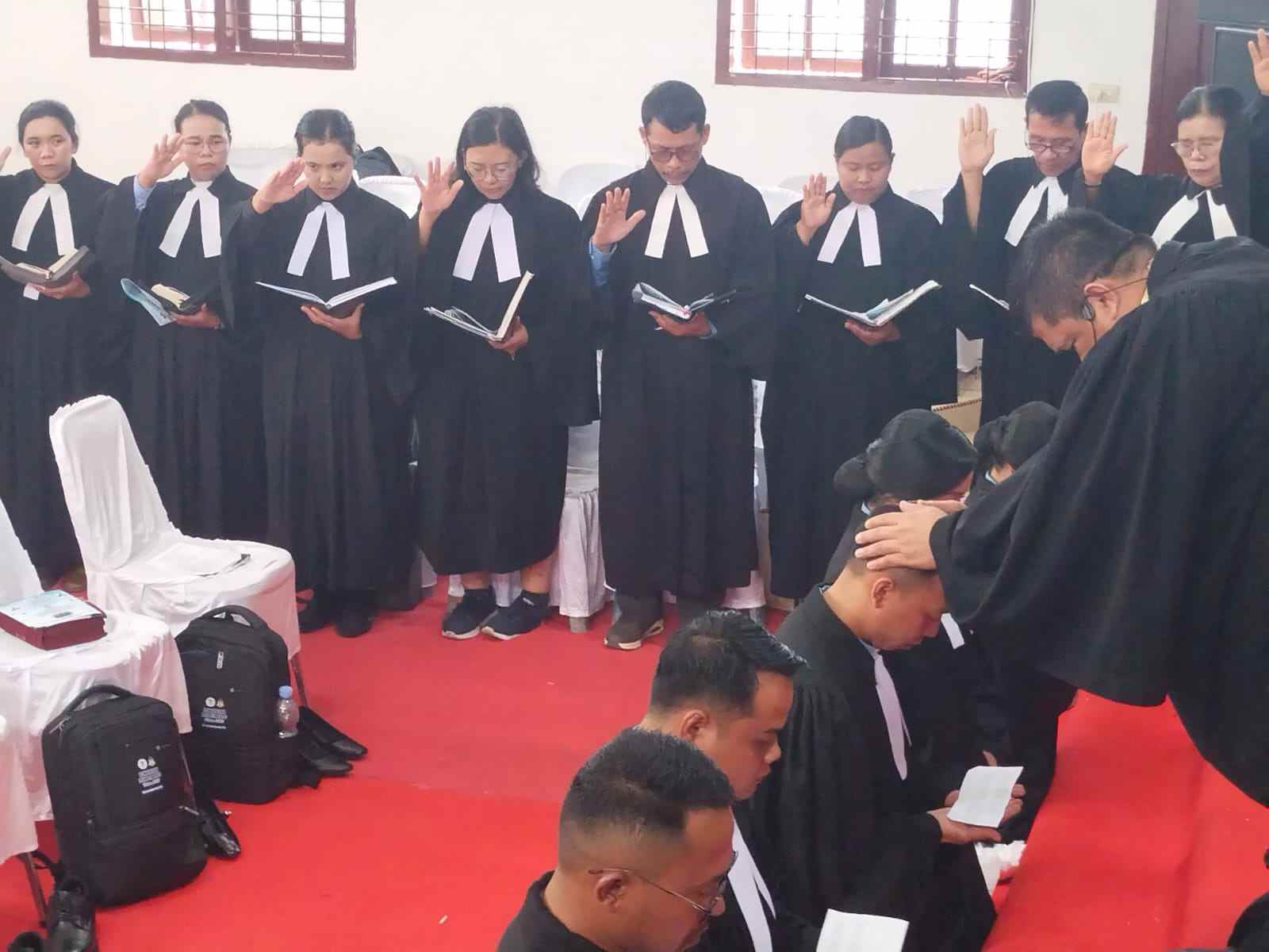 Ephorus Tahbiskan 7 Pendeta di GKPS Getsemane Resort Raya Kota, Simalungun