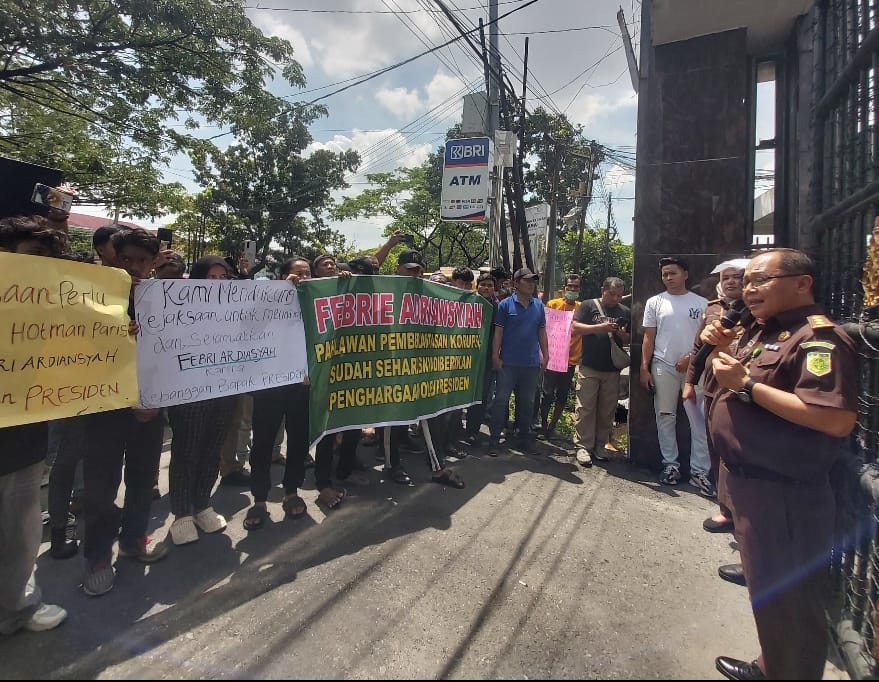 Terkait Eks Jampidsus, Massa Datangi Kejati Sumut, Dukung Penyidikan Objektif