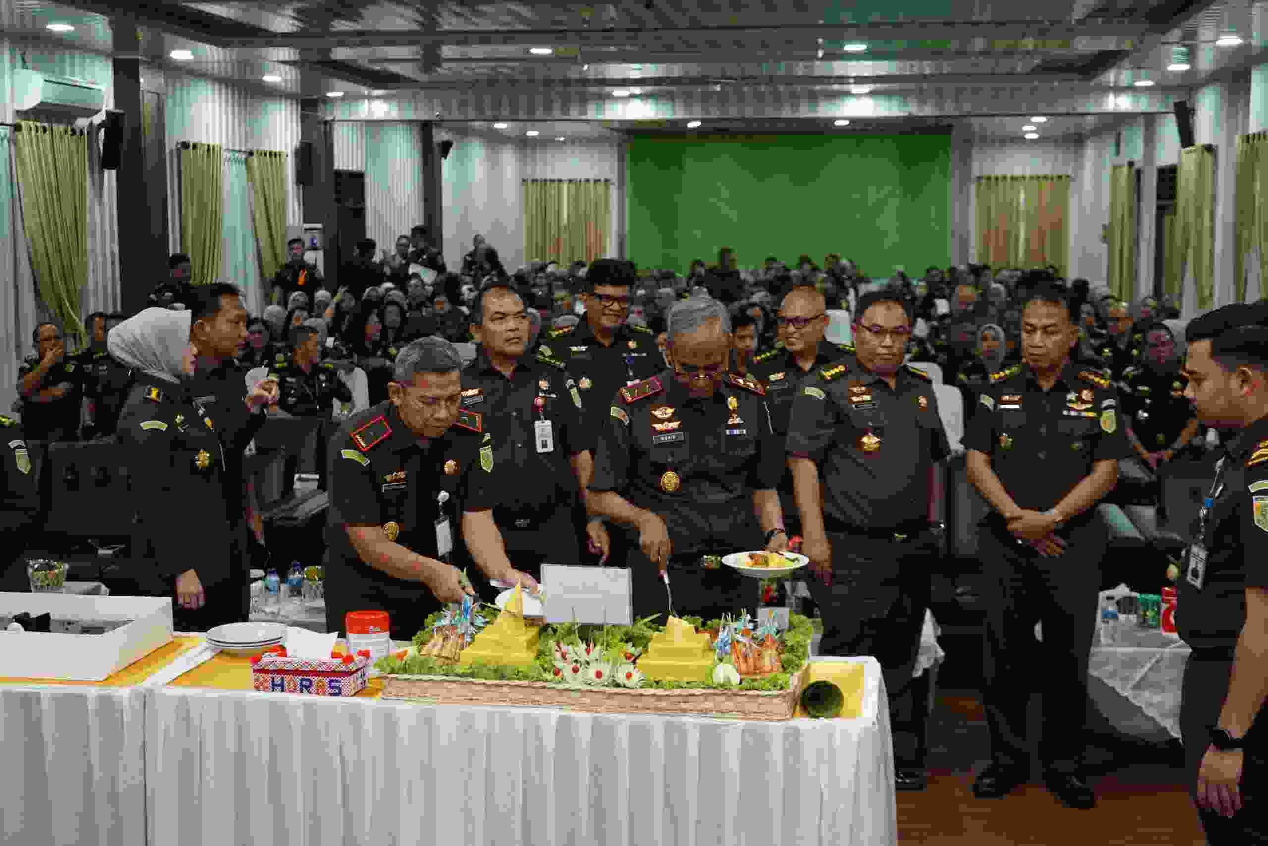 Kejati Sumut Peringati HBA Ke-66 dengan Sederhana, Potong Tumpeng