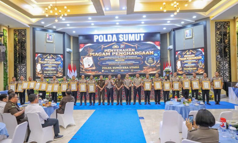 Kapolda Sumut Serahkan Penghargaan ZI dan Pelayanan Prima Kepada Satker Berprestasi