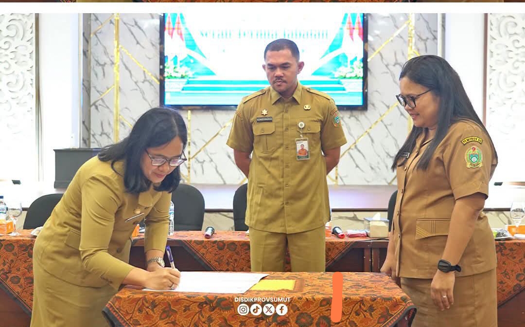 Kadisdik Sumut Pimpin Sertijab Sekdisdik dari Terang Dewi S Ujung Kepada Nelly Grace Sipayung 